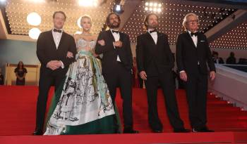 (I-d) Gabriel Sherman, Maria Bakalova, director iraní Ali Abbasi, Sebastian Stan y Martin Donovan en la premiere de “El aprendiz” en el Festival de Cannes.