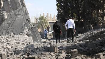Las fuerzas de seguridad sirias inspeccionan un edificio destruido después de un ataque aéreo israelí en la ciudad de Deraa, en el sur de Siria.