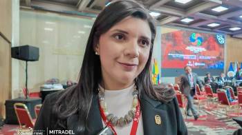 La ministra de Trabajo y Desarrollo Laboral, Jackeline Muñóz, aseguró que ella ha sostenido conversaciones con los gremios sindicales.