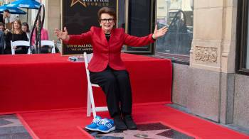 La leyenda del tenis Billie Jean King durante la ceremonia en la que se instaló una estrella con su nombre en el Paseo de la Fama de Hollywood (Los Ángeles, EE.UU.).
