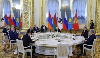 Funcionarios, entre ellos el presidente ruso Vladimir Putin (c), el primer ministro armenio Nikol Pashinyan, el presidente bielorruso Alexander Lukashenko, el presidente kazajo Kassym-Jomart Tokayev y el presidente kirguís Sadyr Japarov.