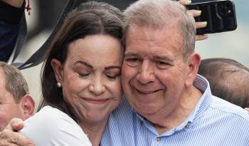La líder opositora venezolana María Corina Machado (i) abraza al candidato a la presidencia de Venezuela Edmundo González Urrutia en una manifestación de apoyo este martes, en Caracas.
