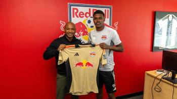 El futbolista panameño, Mijahir Jiménez posando con la camiseta del New York Red Bulls II.