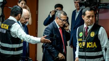 El expresidente de Perú Ollanta Humala (c) es retirado por integrantes de la Policía Nacional de Perú tras oír su sentencia este martes, en Lima (Perú). EFE/ John Reyes Mejia