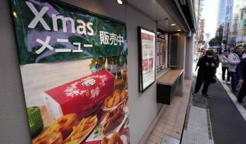 Restaurante de Tokio que ofrece pollo frito, la comida favorita de los japoneses en Navidad.