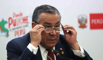 El presidente del Consejo de Ministros de Perú, Gustavo Adrianzén, participa durante una rueda de prensa este lunes en Lima (Perú).