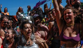 Integrantes de la comparsa callejera 'Céu na Terra' que desfila por las calles del barrio de Santa Teresa hoy, en Rio de Janeiro (Brasil).