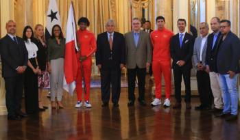 Instantes en el que Atheyna Baylon recibe el pabellón nacional por su participación en los Juegos Olímpicos París 2024.