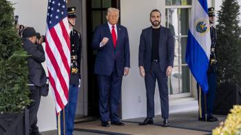 El presidente de Estados Unidos, Donald Trump (c), al saludar a su homólogo salvadoreño, Nayib Bukele (2d), este lunes, 14 de abril, en una de las entradas de la Casa Blanca, en Washington.