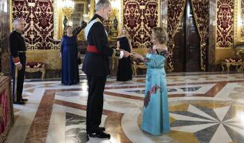 El rey Felipe VI recibe las cartas credenciales de la nueva embajadora de Panamá, Itzel Anays Patiño Guerra de Villarreal, este lunes en el Palacio Real de Madrid.