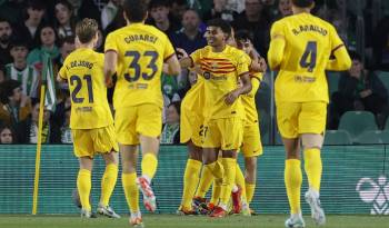 Los jugadores del FC Barcelona celebran el primer gol del equipo.