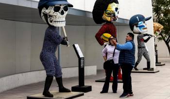 Visitantes observan algunas de las piezas que hacen parte de la exposición ‘Almas Creativas’, del artista César Menchaca, el 7 de enero de 2024, en Puebla (México).