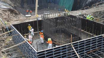 El Cuarto Puente sobre el Canal de Panamá, con una inversión estimada de mil trescientos millones de dólares, es una de las infraestructuras más ambiciosas del país.