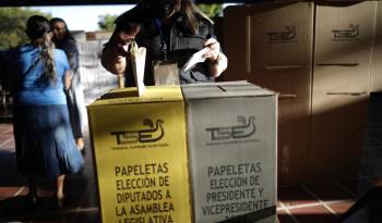 Una electora vota en el complejo educativo Concha Viuda de Escalón en San Salvador (El Salvador).