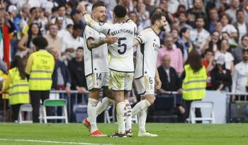 El delantero del Real Madrid Joselu Mato (i) celebra tras marcar el 3-0 frente al Cádiz durante el partido de la jornada 34 de la Liga EA Sports que disputaRON Real Madrid y Cádiz en el estadio Santiago Bernabéu en Madrid. EFE/Rodrigo Jiménez