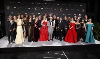 Elenco y equipo de ‘Succession’, ganadora del premio a Mejor Serie Dramática, posan en la sala de prensa durante la 75ª ceremonia anual de premios Primetime Emmy celebrada en el Peacock Theatre de Los Ángeles, California, EE.UU.