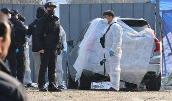 La policía examina un automóvil en un parque en Seúl, el 27 de diciembre de 2023, en el que el actor Lee Sun-kyun fue encontrado muerto.