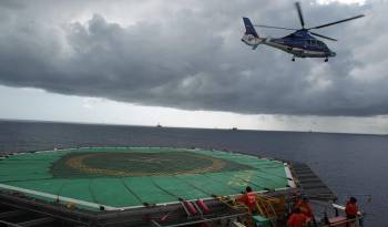 Imagen de archivo que muestra un helicóptero despegando desde una de las plataformas de Petrobras ubicadas en la Cuenca de Campos en el estado de Río de Janeiro, Brasil.