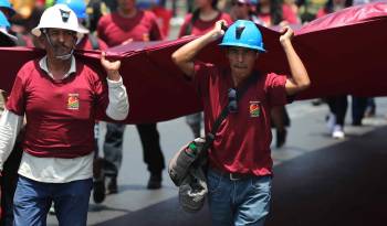 Mineros artesanales se manifiestan para exigir la derogación de un decreto que, a su juicio, pone en riesgo la formalización de miles de ellos, este lunes en Lima, Perú.