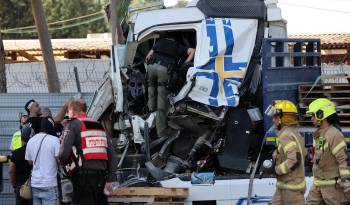 La policía israelí inspecciona el lugar en el que un camión atropelló a un grupo de viandantes cerca de una parada de autobús en Glilot, al norte de Tel Aviv, el 27 de octubre de 2024.