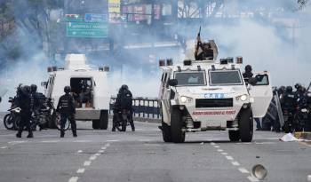 Fotografía del 29 de junio de 2024 en donde se ven a integrantes de la Policía Nacional Bolivariana (PNB) mientras enfrentan a manifestantes opositores, durante una protesta contra de los resultados de las elecciones presidenciales en Caracas.