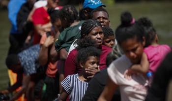 Foto de archivo de migrantes caminando hacia la Estación de Recepción Migratoria (ERM) de Lajas Blancas