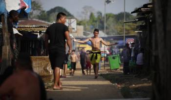 Un migrante espera para ser registrado por migración luego de caminar por varios días la selva del Darién con rumbo a Estados Unidos.