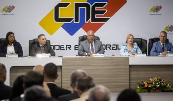 Foto de archivo de los integrantes del Consejo Nacional Electoral (CNE), de izq., Aime Nogal, Carlos Quintero, Elvis Amoroso, Rosalba Gil y Juan Carlos Delpino.