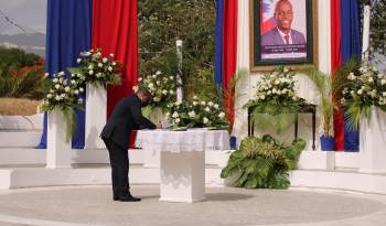 Una persona asiste a una ceremonia en honor al presidente haitiano, Jovenel Moïse, asesinado el 7 de julio de 2021, en Puerto Príncipe (Haití), en una fotografía de archivo.