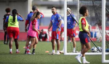 El director técnico Ignacio 'Nacho' Quintana (c) dirige un entrenamiento de la selección mayor femenina de Panamá.