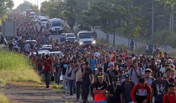 Migrantes parten en caravana rumbo a EEUU, este martes, en el municipio de Tapachula en el estado de Chiapas (México).