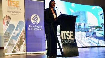 Fotografía de la Dra. Milena Gómez Cedeño, gerente educativa y rectora del Instituto Técnico Superior Especializado de Panamá (ITSE), hablando durante la ceremonia de graduación en la metodología de Aprendizaje Basado en Retos (ABR) del ITSE y el Tecnológico de Monterrey, en Ciudad de Panamá.