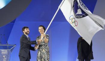 El exalcalde de Barranquilla (Colombia) Jaime Pumarejo (i), y la ministra del Deporte de Colombia Astrid Rodríguez con la bandera de los Juegos Panamericanos, en una fotografía de archivo. EFE/ Ailen Díaz