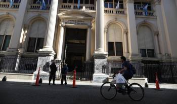 Varias personas cruzan frente a la sede del Banco Central de la República Argentina, en una fotografía de archivo. EFE/ Juan Ignacio Roncoroni