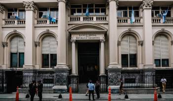 Vista de la fachada del Banco Central de La República Argentina, en una fotografía de archivo.