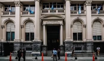 Vista de la fachada del Banco Central de La República Argentina, en una fotografía de archivo.