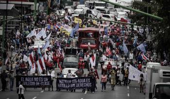 Integrantes de grupos sindicales y sociales protestan contra las políticas ‘neoliberales’ del Gobierno del presidente Rodrigo Chaves y por la falta de acceso al agua potable, este miércoles en San José, Costa Rica. EFE | Jeffrey Arguedas