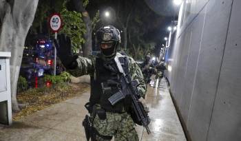 Fotografía de archivo de soldados del Ejército Mexicano que vigilan la sede de la Fiscalía Especializada en Materia de Delincuencia Organizada (Femdo) tras la captura y traslado de Néstor Isidro García “El Nini”, presunto jefe de seguridad del grupo criminal de Los Chapitos, en Ciudad de México (México)