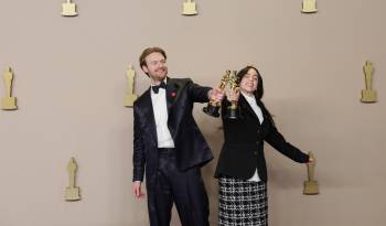 Billie Eilish y su hermano Finneas O’Connell ganaron el segundo Oscar consecutivo en la categoría de Mejor canción original. Esto los convirtió en uno de los pocos afortunados de la noche en batir un récord.