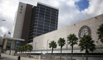 Fotografía de archivo en la que se registró una vista general de la sede principal del Banco Central de Honduras, en Tegucigalpa (Honduras). EFE/Gustavo Amador