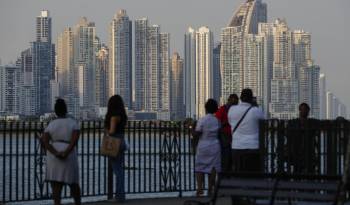 Fotografía de archivo en la que se ven turistas que visitan el Casco Antiguo en la ciudad de Panamá.