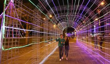 Personas recorren decoraciones navideñas, el 19 de diciembre del 2023, en Quito (Ecuador).