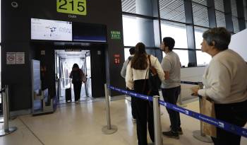 Fotografía de archivo en donde se ven pasajeros que hacen fila en el Aeropuerto Internacional de Tocumen, en Ciudad de Panamá.