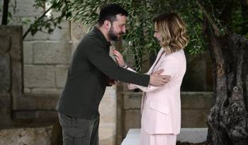 La primera Ministra de Italia, Giorgia Meloni (R), saluda al Presidente ucraniano Volodymyr Zelensky (L) durante una ceremonia de bienvenida a la cumbre del G7 en Borgo Egnazia.