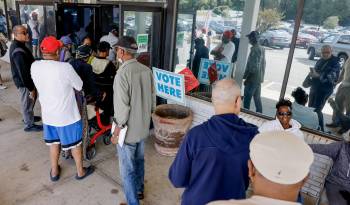 Personas esperan en una larga fila para emitir su voto durante el primer día de votación anticipada para las elecciones presidenciales de EE.UU. en Decatur, Georgia.