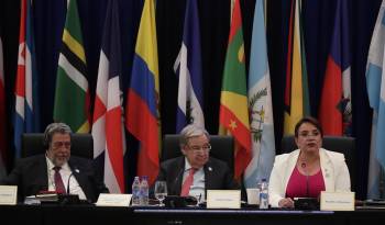 La presidenta de Honduras, Xiomara Castro, acompañada del primer ministro de San Vicente y Las Granadinas, Ralph Gonsalves (i) y el secretario general de las Naciones Unidas, António Guterres (c), participan durante la Cumbre de la Celac este viernes en Kingstown (S. Vicente y Granadinas).