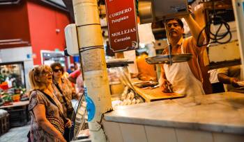 Dos clientas fueron registradas el pasado 5 de enero al comprar carne en un mercado de Buenos Aires, Argentina.