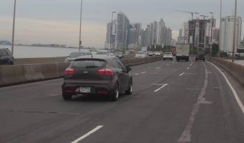 Vista de carros transitando el corredor Sur.