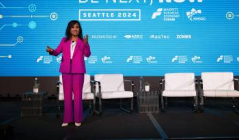 Fotografía cedida por el Consejo Nacional de Desarrollo de Proveedores Minoritarios (NMSDC) donde aparece su presidenta, Ying McGuire, mientras habla durante el primer día del Foro Económico de Empresas Minoritarias.