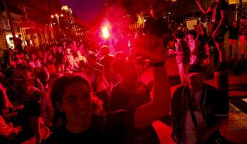 La gente reacciona tras el anuncio de los resultados de la segunda vuelta de las elecciones legislativas francesas, en Marsella, sur de Francia.